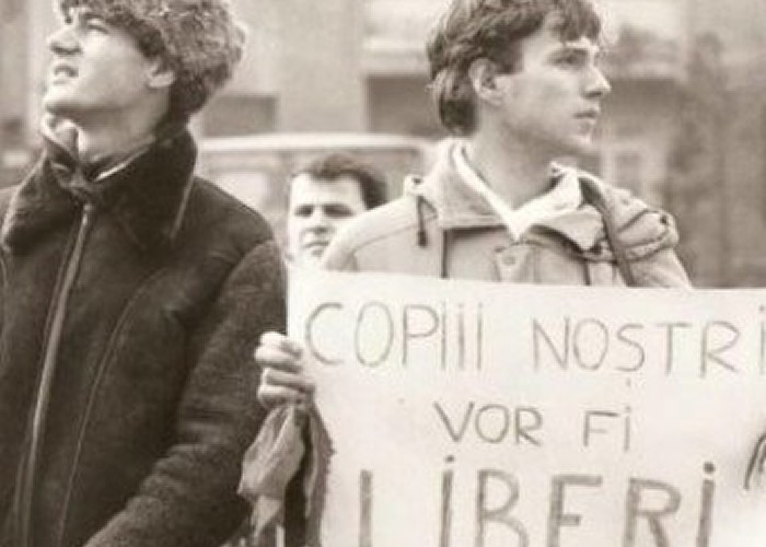 Ce s-a ales de cei doi tineri care au ieșit în stradă, în 89, cu pancarta „COPIII NOȘTRI VOR FI LIBERI”. Ce spun ei despre România de astăzi