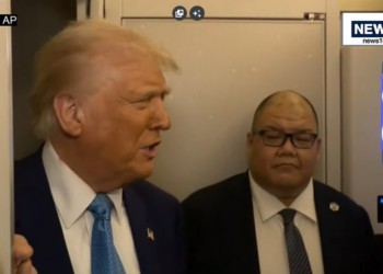 VIDEO. Donald Trump aruncă putinisme josnice despre Volodimir Zelenski și de la bordul Force One: „S-a purtat grosolan! Nu a fost disponibil când secretarul Trezoreriei SUA a ajuns la Kiev. Dormea” / Există însă numeroase imagini de la acea întâlnire destinată discuțiilor despre pământurile rare ale Ucrainei. Zelenski nu cedează: „Nu pot să-mi vând țara''