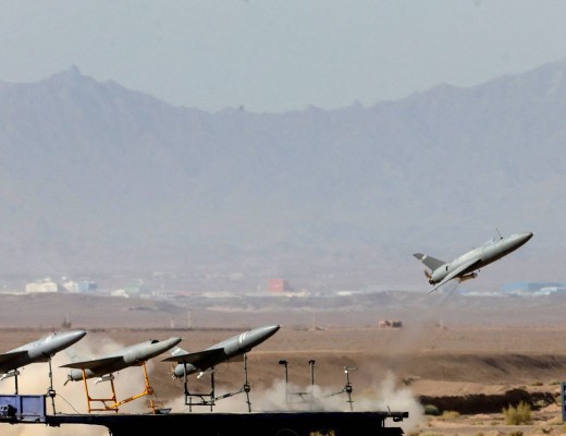 Rusia a început aprovizionarea Iranului cu drone de atac. Și China înarmează de ani buni Teheranul cu drone, rachete de croazieră antinavale, rachete sol-aer și componentele ale acestora, pentru a-i spori capacitățile de apărare aeriană și maritimă