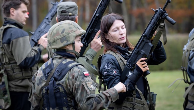 Polonia se pregătește de război, subliniind că Rusia își organizează o armată masivă departe de linia frontului / Populația civilă va fi inclusă treptat în programele de pregătire militară