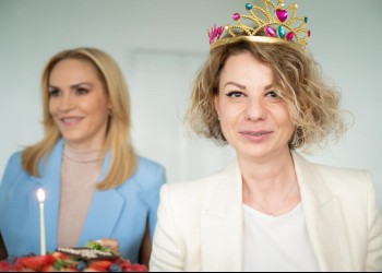 Gabriela Firea părăsește Guvernul declarându-se în continuare victimă, icoană, martiră alături de prietena-soră Ligia Enache. „Am plătit amândouă cu afecțiuni grave stresul acumulat la televiziune, în politică, mai ales la primărie”