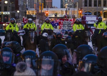 VIDEO. Intervenție brutală a forțelor de ordine contra camionagiilor protestatari din Canada. Poliția a intrat călare printre manifestanți, folosind apoi substanțe iritante. În jur de 170 de persoane au fost arestate