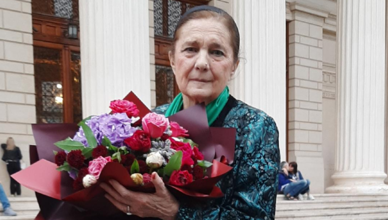 Alături de Lucia Hossu Longin