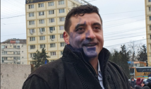 VIDEO. „Patriotul” de AUR a fost atacat cu cerneală, la Iași, în timp ce se ținea de mână cu colegul Claudiu Târziu. „E al lui Chirica”, au strigat simpatizanții AUR, sărind să curețe murdăria de pe chipul liderului