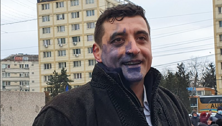 VIDEO. „Patriotul” de AUR a fost atacat cu cerneală, la Iași, în timp ce se ținea de mână cu colegul Claudiu Târziu. „E al lui Chirica”, au strigat simpatizanții AUR, sărind să curețe murdăria de pe chipul liderului