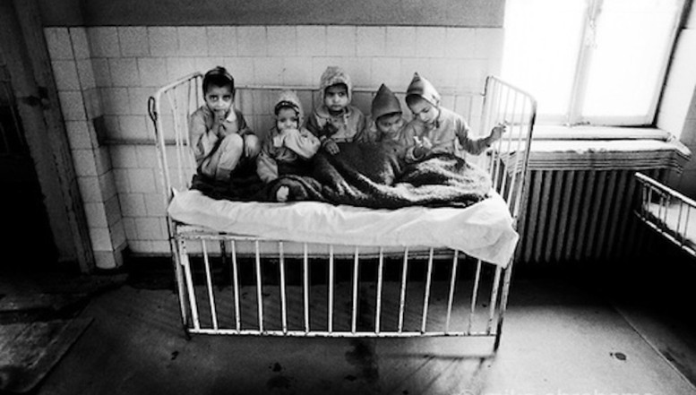 Lagărele de copii din România. Cum a exterminat statul comunist, în cămine-spital, peste 15.000 de minori cu handicap. Cea mai șocantă istorie: sute de copii abadonați în câmp de îngrijitori și lăsați să moară. Consiliul Europei cere despăgubiri și dreptate pentru victime