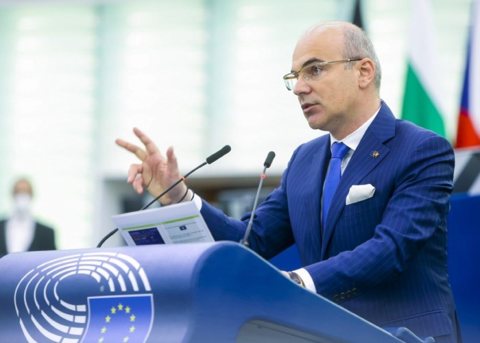 Rareș Bogdan demontează, cu date, discursul eurosceptic din România: "26 de miliarde de euro sunt banii pe care țara noastră i-a plătit la UE. Banii pe care i-a încasat sunt 64,5 de miliarde de euro! Dacă mâine nu mai suntem membri ai Uniunii Europene, intrăm în faliment!"