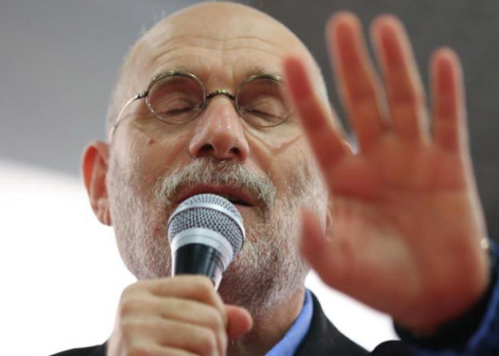 Scriitor rus celebru: „Nu voi putea să privesc ucrainenii în ochi după tot ce s-a întâmplat, în ciuda declarațiilor mele anti-război”. El consideră că demolarea statuilor unor titani ai literaturii ruse precum Bulgakov sau Ahmatova în Ucraina este pe deplin justificată pentru că e treaba ucrainenilor pe cine vor să citească