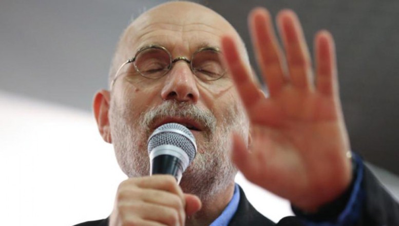 Scriitor rus celebru: „Nu voi putea să privesc ucrainenii în ochi după tot ce s-a întâmplat, în ciuda declarațiilor mele anti-război”. El consideră că demolarea statuilor unor titani ai literaturii ruse precum Bulgakov sau Ahmatova în Ucraina este pe deplin justificată pentru că e treaba ucrainenilor pe cine vor să citească