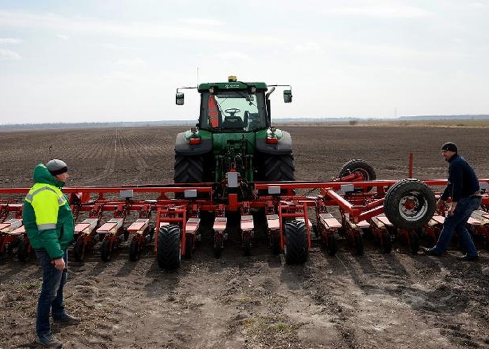 Rusia a intensificat "operațiunea specială de jefuit", însă hoții au avut parte de o surpriză neplăcută: Mai multe vehicule agricole furate din Ucraina nu pot fi folosite din cauza unui sistem de protecție