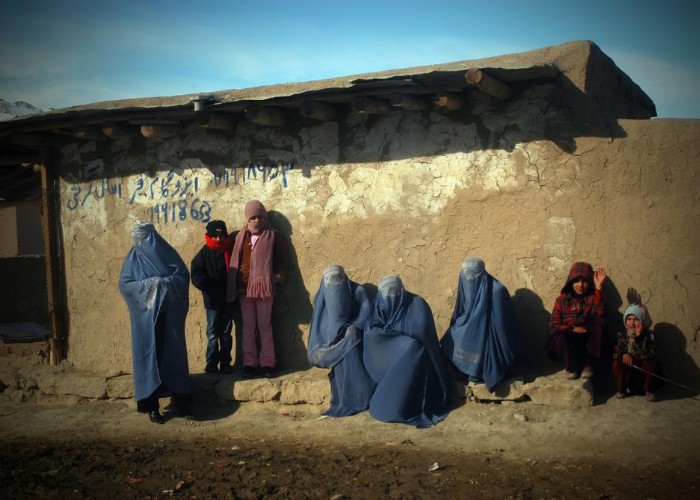 Noua eră talibană în Afganistan. O primăriță își așteaptă resemnată moartea / O văduvă a fost ucisă pentru că nu a mai avut resurse să le gătească „luptătorilor” / Civilii care vor să plece din țară, printre care femei și copii, sunt bătuți crunt de talibani la punctele de control