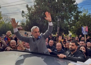 S-a agravat delirul! Călin Georgescu anunță, de pe treptele secției de poliție, că Trump și Putin vor semna „marea pace” la București