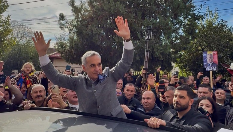 S-a agravat delirul! Călin Georgescu anunță, de pe treptele secției de poliție, că Trump și Putin vor semna „marea pace” la București