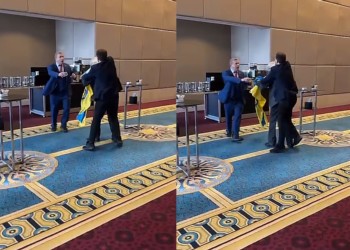 VIDEO. Rusia, snopită pe toate „fronturile” / La Ankara, un deputat din partidul lui Zelenski l-a pus pe fugă pe un oficial rus care îi smulsese din mână steagul Ucrainei