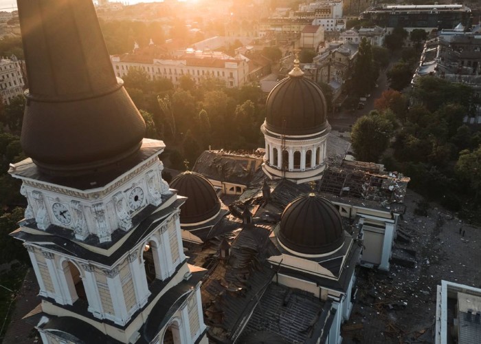 VIDEO. Teroriștii ruși, ca și „colegii” de la ISIS, vizează distrugerea patrimoniului cultural mondial. Lacrimi amare în urma avarierii Catedralei UNESCO din Odesa, pe care și Stalin a pus-o la pământ. Jurnalistă proeminentă din R.Moldova: „Generația mea e datoare Odesei, cumva. Odesa ne-a dat cărți în limba română, atunci când regimul sovietic interzicea să le avem”