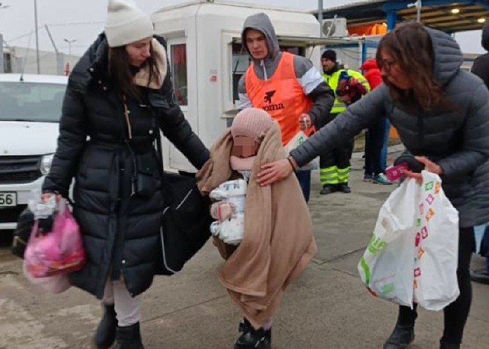 EXCLUSIV Grupaj FOTO: În vama Isaccea, ucrainenii care fug de sălbăticia și crimele Rusiei găsesc acea mână întinsă a României care arată cum suntem de fapt. Reportaj în vama Isaccea