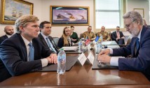 Consilierul prezidențial Marius Lazurca şi generalul Gheorghiţă Vlad au aflat la Washington că Statele Unite vor continua să reducă numărul militarilor americani din România. De ce i-a trimis Nicușor Dan pe cei doi în SUA și ce ar înseamna o nouă retragere americană  pentru țara noastră