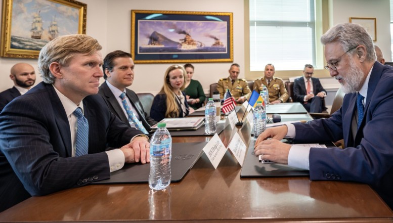 Consilierul prezidențial Marius Lazurca şi generalul Gheorghiţă Vlad au aflat la Washington că Statele Unite vor continua să reducă numărul militarilor americani din România. De ce i-a trimis Nicușor Dan pe cei doi în SUA și ce ar înseamna o nouă retragere americană  pentru țara noastră