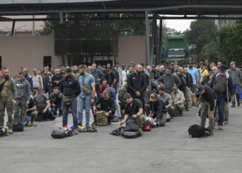 VIDEO. UPDATE Cei 290 de mercenari români din Congo au fost evacuați din zona de conflict, au trecut în Rwanda și se întorc în țară! Imaginile cu luptătorii recrutați de dubiosul Horațiu Potra pentru Africa, aflați într-o situație dificilă în Goma, orașul cucerit de rebelii din M23, au făcut înconjurul lumii