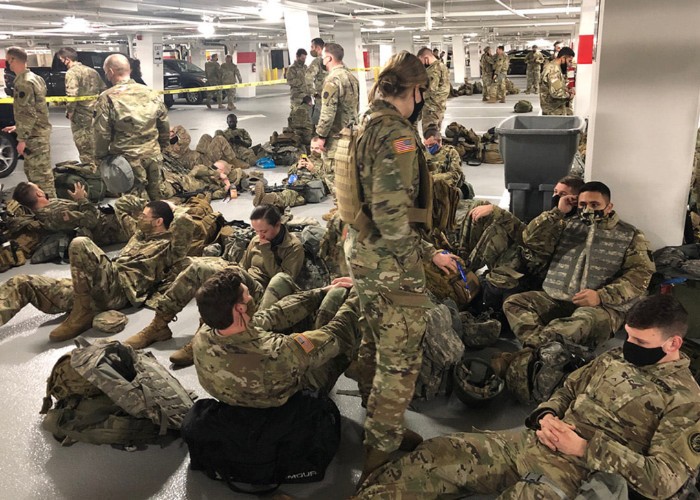 Administrația Joe Biden și-a început mandatul bătându-și joc de militarii Gărzii Naționale: au fost puși să doarmă pe holuri și prin garaje, doar pentru a fi distribuiți în cel mai recent thriller propagandistic al democraților
