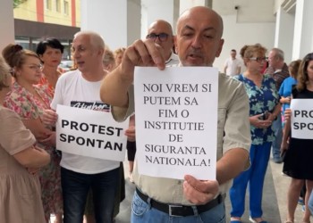 Reacții dure la „șantajul” oribil al sindicaliștilor din Finanțe care amenință cu neplata pensiilor și salariilor dacă miniștrii reformiști nu le fac pe plac / „Dacă ăștia blochează țara, să fie dați afară toți și înlocuiți rapid cu oameni / firme din privat” / „Loveşti în pensionari ca să îţi menţii privilegiile?”