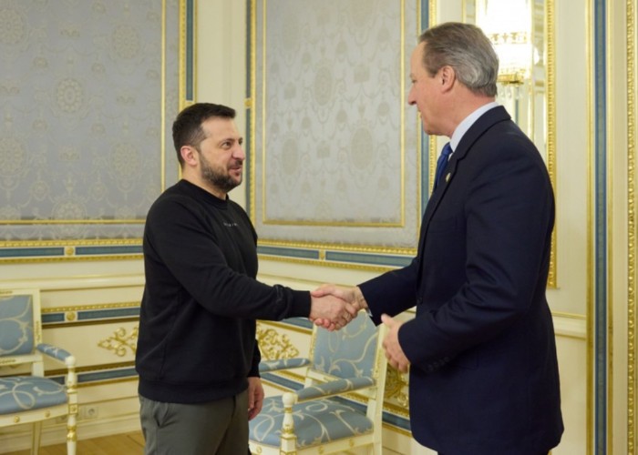 Ucraina are dreptul de a lovi teritoriul Rusiei cu armele furnizate de Marea Britanie, transmite fără echivoc ministrul britanic de Externe pe parcursul unei vizite efectuate la Kyiv. David Cameron anunță totodată un sprijin militar ce va fi acordat anual Ucrainei, "atât timp cât este nevoie", pentru a exista o "pace justă"