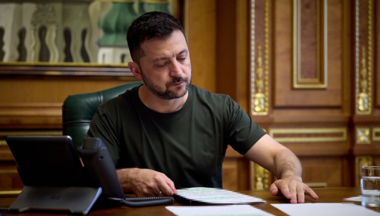 Noi măsuri pentru a fi ameliorată problema lipsei de personal din armata Ucrainei. O lege care le permite cetățenilor cu vârste înaintate să se înroleze în armată în timpul războiului, semnată de Zelenski