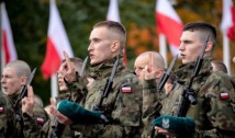 Alertă! Premierul Poloniei anunță mobilizarea tuturor bărbaților polonezi adulți pentru desfășurarea de antrenamente militare