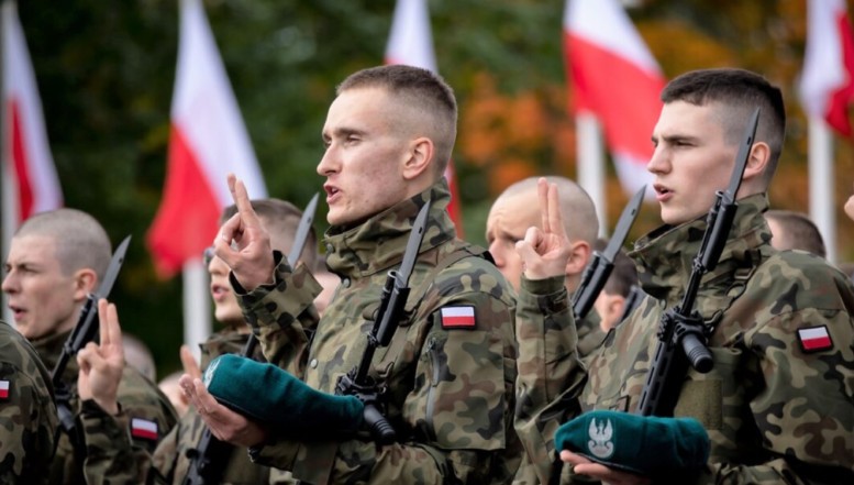 Alertă! Premierul Poloniei anunță mobilizarea tuturor bărbaților polonezi adulți pentru desfășurarea de antrenamente militare