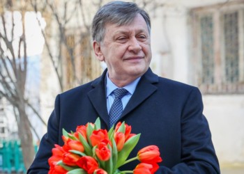 VIDEO Hubert Thuma a trimis o mortăciune politică să dea cu săru-mâna la Realitatea Plus. Crin Antonescu, cel care a scos steagul NATO de la Cotroceni în timpul loviturii de stat din 2012, îi dă lecții lui Ilie Bolojan despre ce înseamnă să fii un bun premier, reformist, dar uman, atent la nevoile societății