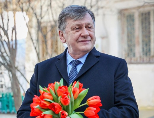 VIDEO Hubert Thuma a trimis o mortăciune politică să dea cu săru-mâna la Realitatea Plus. Crin Antonescu, cel care a scos steagul NATO de la Cotroceni în timpul loviturii de stat din 2012, îi dă lecții lui Ilie Bolojan despre ce înseamnă să fii un bun premier, reformist, dar uman, atent la nevoile societății