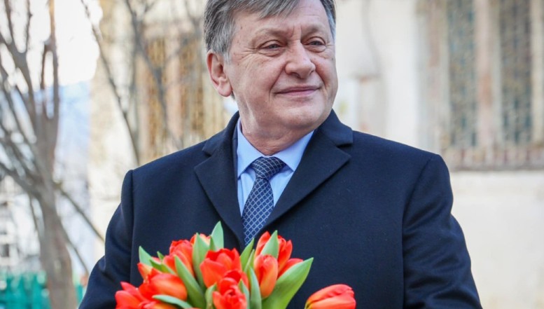 VIDEO Hubert Thuma a trimis o mortăciune politică să dea cu săru-mâna la Realitatea Plus. Crin Antonescu, cel care a scos steagul NATO de la Cotroceni în timpul loviturii de stat din 2012, îi dă lecții lui Ilie Bolojan despre ce înseamnă să fii un bun premier, reformist, dar uman, atent la nevoile societății