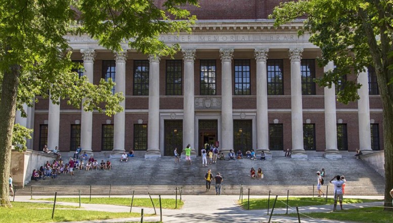 Victorie a lui Trump: Universitatea Harvard recunoaște că a devenit un spațiu al antisemitismului și cere scuze public pentru acest derapaj