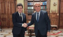 S-a bătut palma pentru noua rotativă PNL-PSD a austerității! Ilie Bolojan ar urma să fie desemnat premier miercuri. PSD preia şefia Guvernului în 2027. Social-democraţii vor șapte ministere printre care Transporturile şi Justiţia