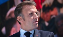 Macron este acuzat de transfobie și de folosirea discursului extremei drepte. Cum s-a ajuns aici