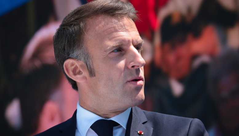 Macron este acuzat de transfobie și de folosirea discursului extremei drepte. Cum s-a ajuns aici