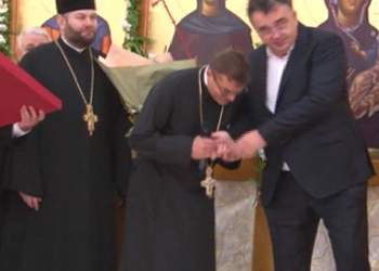 VIDEO halucinant: BOR l-a DECORAT pe baronul Marian Oprișan! Un preot paroh a vrut să-i PUPE mâna dubiosului ”Portofel”!  