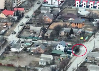VIDEO: Dovada crimelor de la Bucha - Civil ucrainean, ciuruit de două blindate rusești, în timp ce mergea pe bicicletă