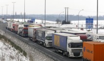 Guvernul polonez a ajuns la un acord cu fermierii care blochează punctele de trecere cu Ucraina / 2000 de camioane ucrainene sunt însă în continuare blocate la graniță / Acuzațiile protestatarilor polonezi: ucrainenii folosesc coridoarele de solidaritate pentru a transporta bunuri comerciale pe care le declară în mod fals drept ajutoare militare sau umanitare