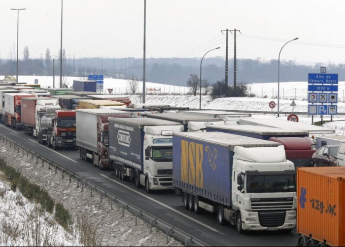 Guvernul polonez a ajuns la un acord cu fermierii care blochează punctele de trecere cu Ucraina / 2000 de camioane ucrainene sunt însă în continuare blocate la graniță / Acuzațiile protestatarilor polonezi: ucrainenii folosesc coridoarele de solidaritate pentru a transporta bunuri comerciale pe care le declară în mod fals drept ajutoare militare sau umanitare