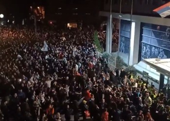VIDEO. Protestele masive din Serbia. Studenții au blocat sediile posturilor de televiziune și radio publice pentru a opri manipularea și denigrarea. Opoziția acuză că X/Elon Musk este aliniat cu regimul lui Vučić, eliminând de pe platformă clipuri incomode
