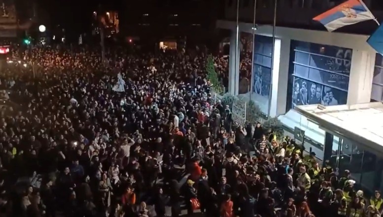 VIDEO. Protestele masive din Serbia. Studenții au blocat sediile posturilor de televiziune și radio publice pentru a opri manipularea și denigrarea. Opoziția acuză că X/Elon Musk este aliniat cu regimul lui Vučić, eliminând de pe platformă clipuri incomode