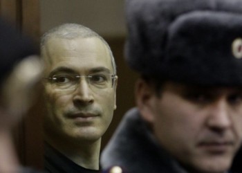 Tiranul Vladimir Putin îl vânează din nou pe Mihail Hodorkovski, magnatul pe care l-a aruncat în pușcărie, furându-i afacerea de miliarde