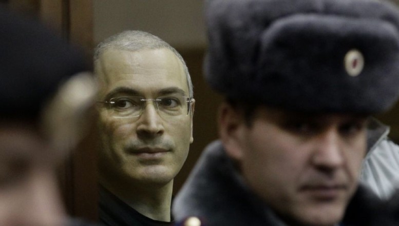 Tiranul Vladimir Putin îl vânează din nou pe Mihail Hodorkovski, magnatul pe care l-a aruncat în pușcărie, furându-i afacerea de miliarde
