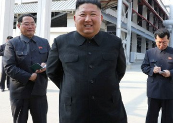 Kim Jong-un a început să-i arunce în lagăre pe toți cei care au ”situație locativă neclară”, în timp ce își cumpără cele mai luxoase autoturisme Maybach 