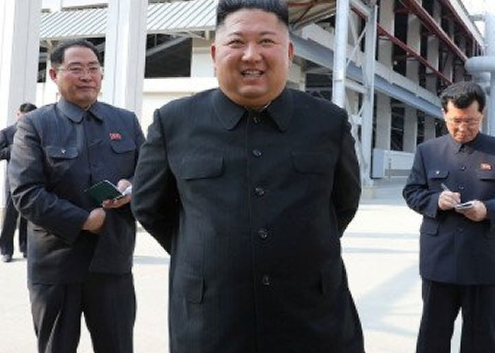 Kim Jong-un a început să-i arunce în lagăre pe toți cei care au ”situație locativă neclară”, în timp ce își cumpără cele mai luxoase autoturisme Maybach 