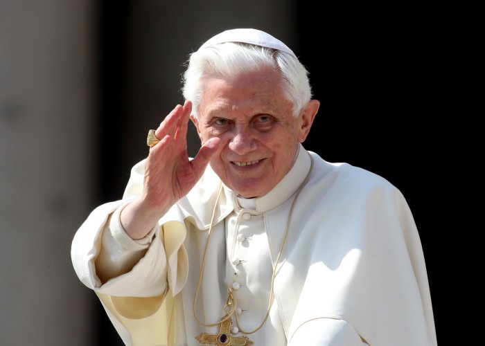 Joseph Ratzinger, cunoscut ca Papa Benedict al XVI-lea, un teolog fără de care istoria intelectuală a credinței în secolul XX nu este completă. Pentru ortodocși, opera lui Ratzinger va completa de minune lecturile din Stăniloae și marii autori ai exilului – de la Lossky la Evdokimov și de la Meyendorff la Schmemann