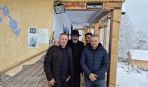 Părintele Necula, acasă la Elisabeta Rizea. Zăpezile mieilor și puterea memoriei. Galerie FOTO