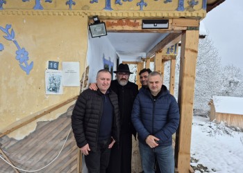 Părintele Necula, acasă la Elisabeta Rizea. Zăpezile mieilor și puterea memoriei. Galerie FOTO