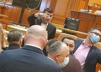 George Simion, noul Șerban Nicolae al Parlamentului! Circarul cu autocar a zbierat la o deputată care îl rugase să-și pună masca: „TU SĂ TACI!”